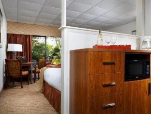 Western & Hotel North Naples